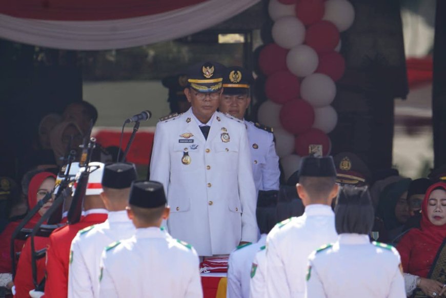 MERAH PUTIH BERKIBAR GAGAH: Bupati Sumbawa Pimpin Upacara Detik-Detik Proklamasi HUT ke-81 RI