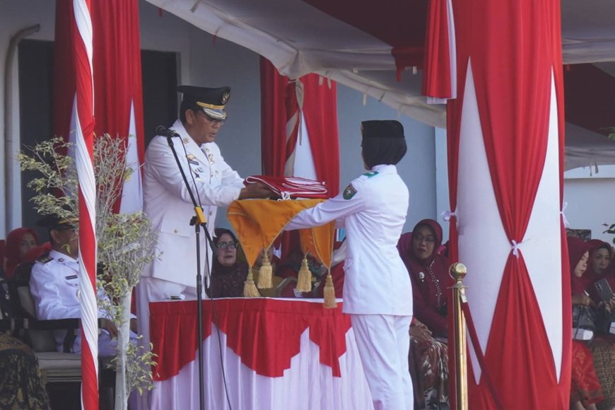 MERAH PUTIH BERKIBAR GAGAH: Bupati Sumbawa Pimpin Upacara Detik-Detik Proklamasi HUT ke-81 RI