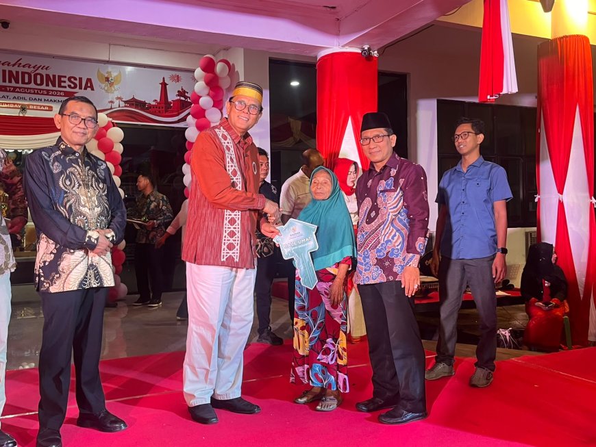 Kado Buat HUT RI Ke-81, Bupati Sumbawa Serahkan 5 Unit Bale Umat Dari BAZNAS