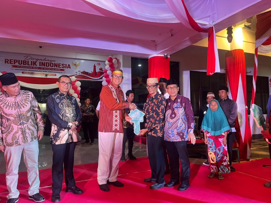 Kado Buat HUT RI Ke-81, Bupati Sumbawa Serahkan 5 Unit Bale Umat Dari BAZNAS