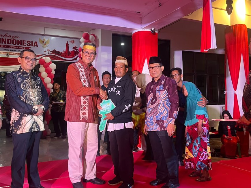 Kado Buat HUT RI Ke-81, Bupati Sumbawa Serahkan 5 Unit Bale Umat Dari BAZNAS