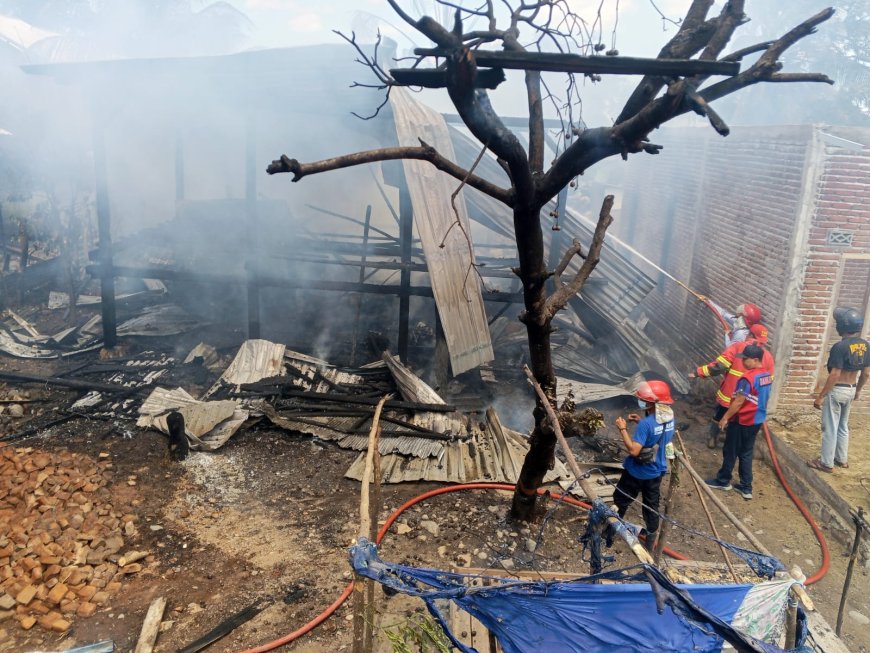 Rumah Panggung di Plampang Ludes Terbakar Saat Pemilik Tertidur Pulas, Kerugian Tembus Rp 200 Juta