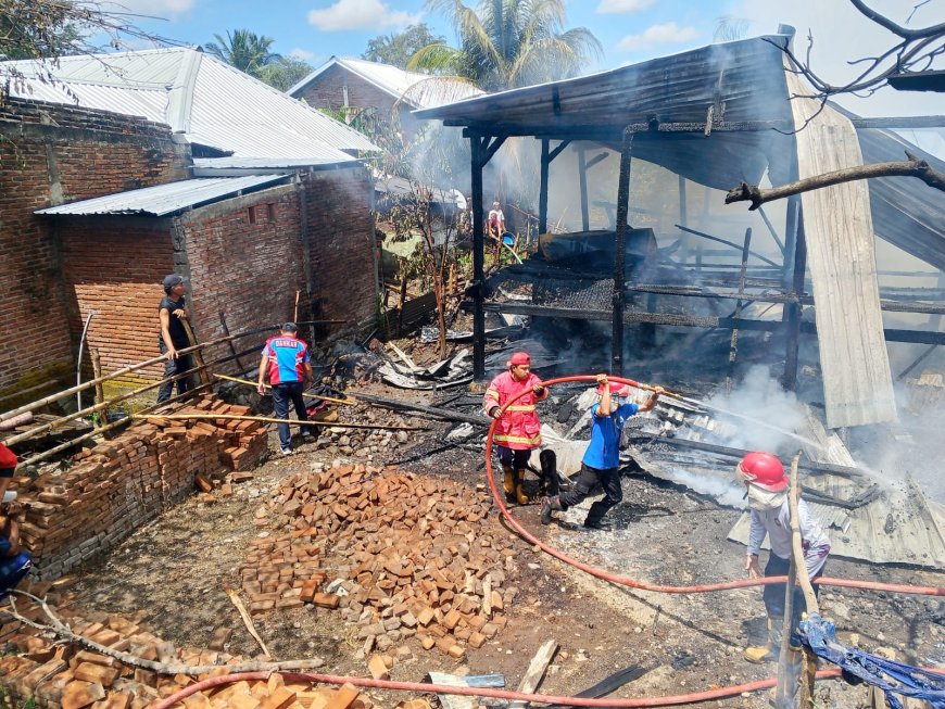 Rumah Panggung di Plampang Ludes Terbakar Saat Pemilik Tertidur Pulas, Kerugian Tembus Rp 200 Juta