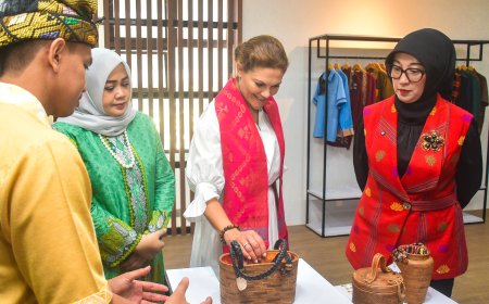 Putri Victoria Kagumi Karya Perempuan NTB di Bale Kita