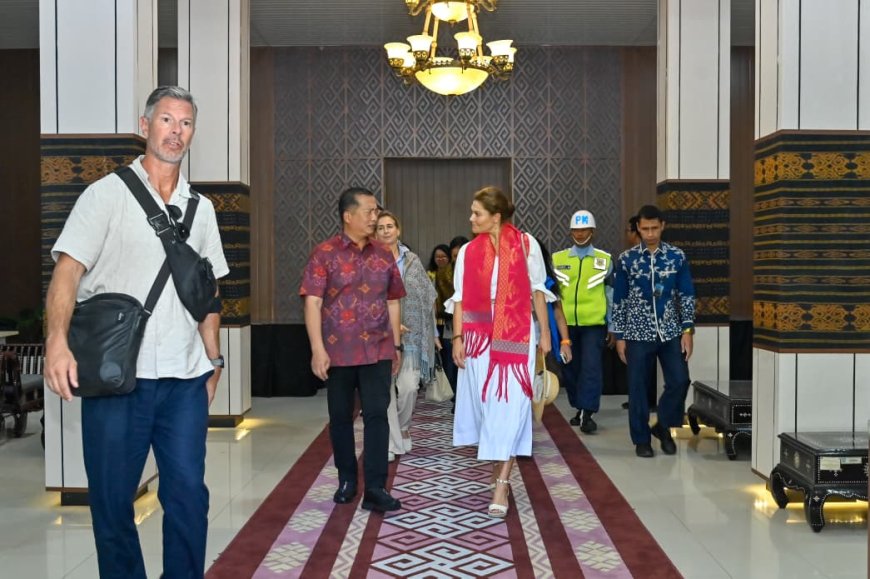 Putri Mahkota Victoria Tiba di Lombok, Disambut Tenun Sasak dan Minuman Rempah