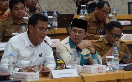 Tak Ingin Ada Dusun Gelap, Bupati Sumbawa Terus Perjuangkan Akses Listrik Hingga Pelosok Desa