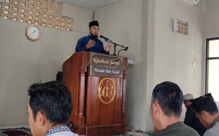 Khutbah Jumat di Masjid DPRD Sumbawa: Ustadz Abu Yazid Beny Ajak Jamaah Tebar Kebahagiaan dan Amalkan Sunnah