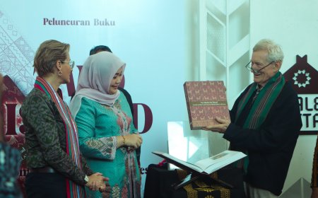 Sinta Iqbal: Buku Two Islands, One Thread Buka Jalan Wastra NTB Mendunia