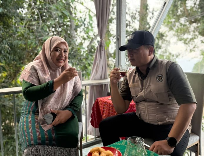 Menikmati Kopi Punik di Atas Awan Sumbawa: Saat Gubernur NTB Singgah di Kedai Wiwin Suryani