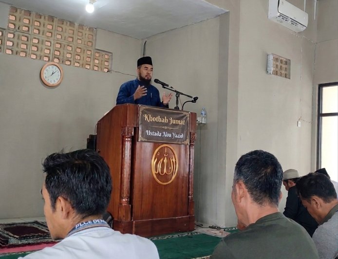 Khutbah Jumat di Masjid DPRD Sumbawa: Ustadz Abu Yazid Beny Ajak Jamaah Tebar Kebahagiaan dan Amalkan Sunnah
