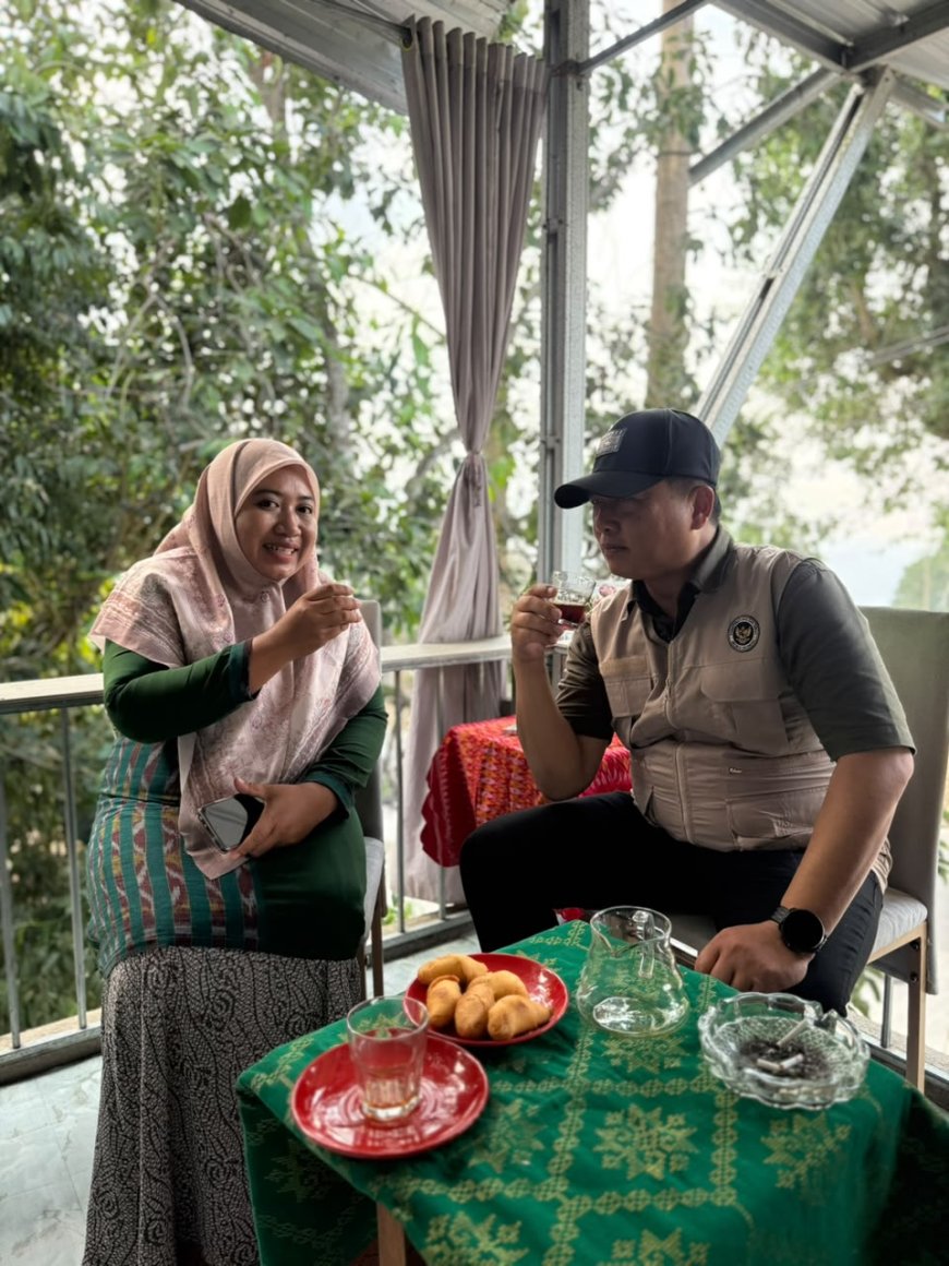 Menikmati Kopi Punik di Atas Awan Sumbawa: Saat Gubernur NTB Singgah di Kedai Wiwin Suryani