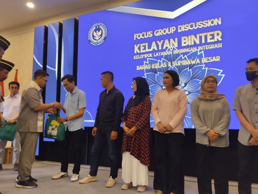 Dukung Reintegrasi Sosial Klien Bapas, Wakil Ketua DPRD Sumbawa Zulfikar Demitry Serahkan Bantuan dan Beri Motivasi