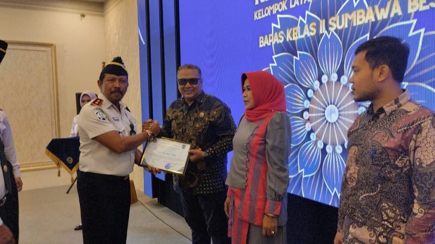 Dukung Reintegrasi Klien Pemasyarakatan Bapas II Sumbawa Besar, Kades Labuhan Burung Iwan Terima Penghargaan dan Dorong Kolaborasi Nyata