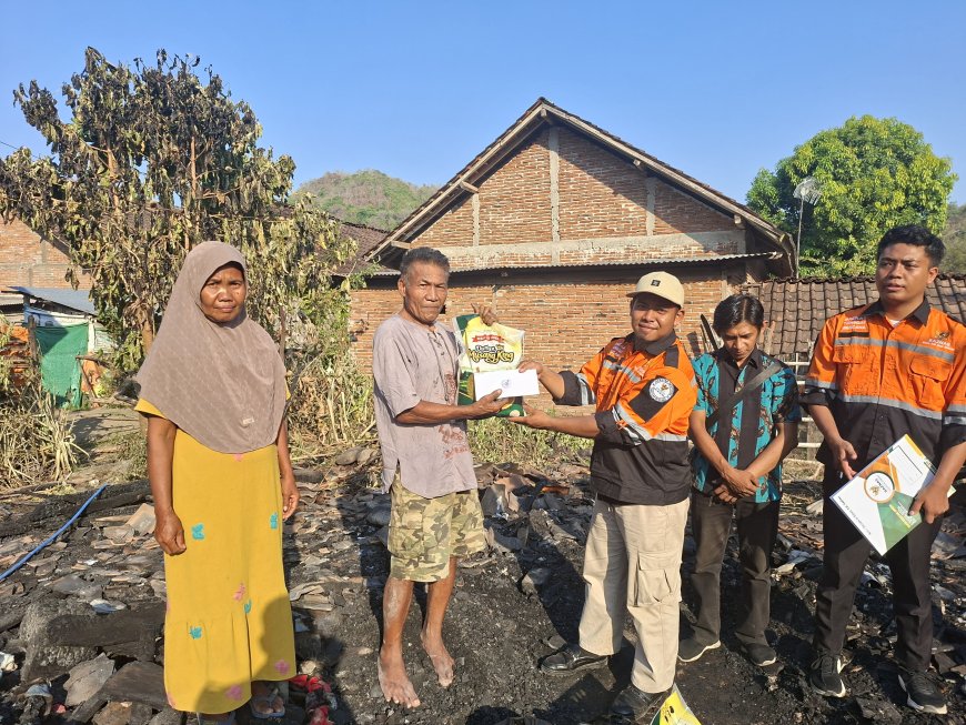 Rumah Panggung di Dusun Perung Kerekeh Ludes Terbakar, Tim BTB BAZNAS Sumbawa Salurkan Bantuan