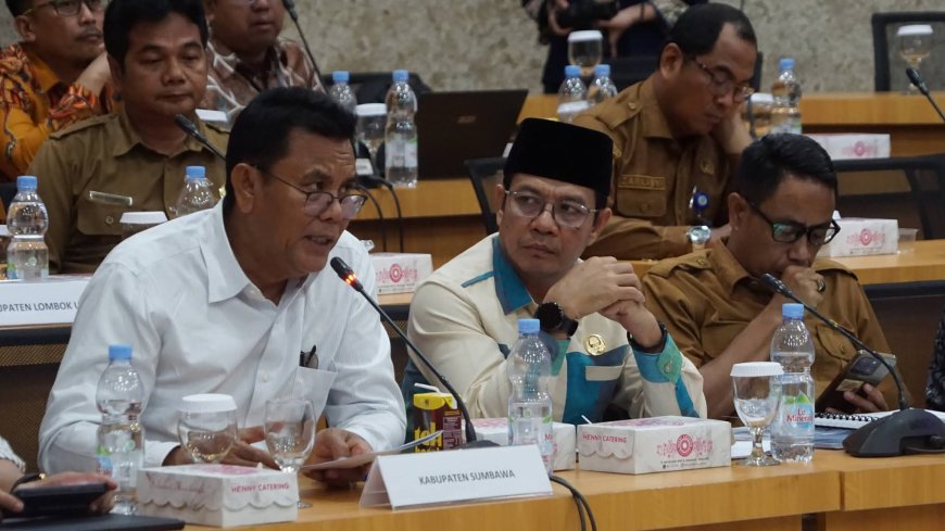 Tak Ingin Ada Dusun Gelap, Bupati Sumbawa Terus Perjuangkan Akses Listrik Hingga Pelosok Desa