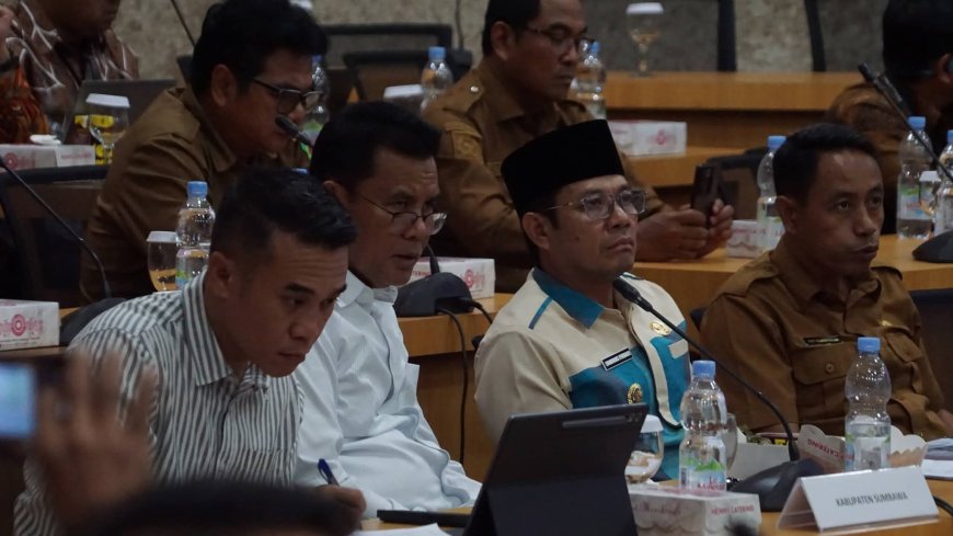Tak Ingin Ada Dusun Gelap, Bupati Sumbawa Terus Perjuangkan Akses Listrik Hingga Pelosok Desa