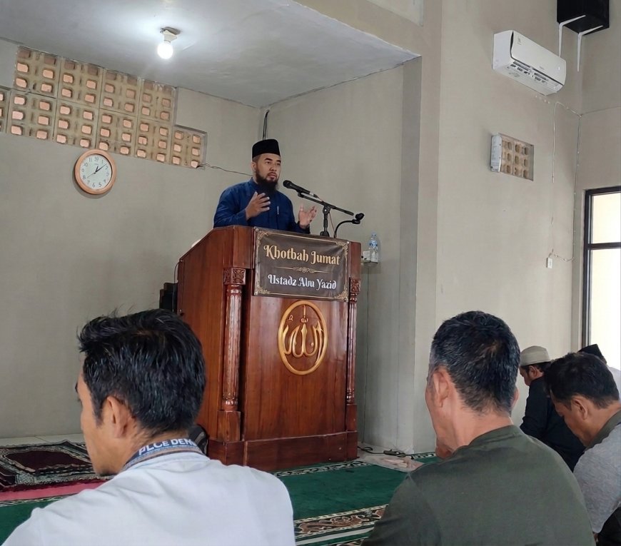Khutbah Jumat di Masjid DPRD Sumbawa: Ustadz Abu Yazid Beny Ajak Jamaah Tebar Kebahagiaan dan Amalkan Sunnah